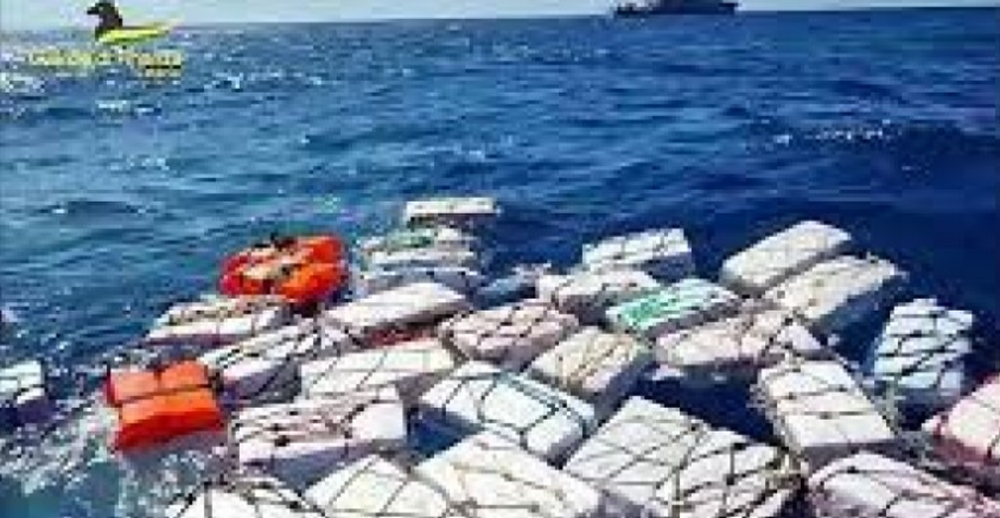 La policía italiana encontró dos toneladas de cocaína flotando en el mar