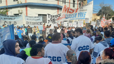 la izquierda marcho y protesta frente a la legislatura