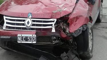 Camioneta chocó contra un poste del tendido eléctrico y volcó