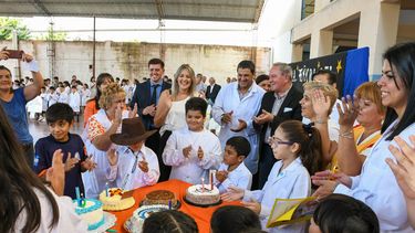 La directora de la escuela agradeció a todos los presentes por formar parte de la celebración.