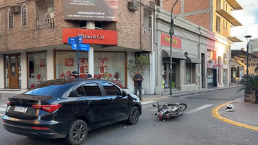 choque entre un auto y una moto en pleno centro de la ciudad