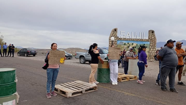 Becados se manifiestan en la ruta en busca de soluciones.