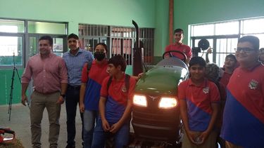entregaron un tractor a la escuela agrotecnica de tinogasta