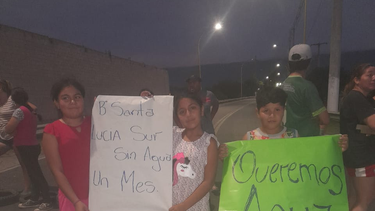 vecinos de sumalao cortan la calle en reclamo por falta de agua