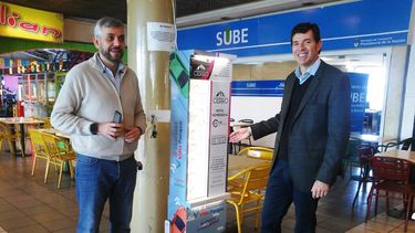 ponen en funcionamiento totems de carga de celulares en la terminal