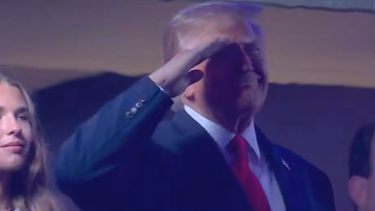 abuchearon a trump en las finales de la nba y las camaras lo captaron dormido durante el partido