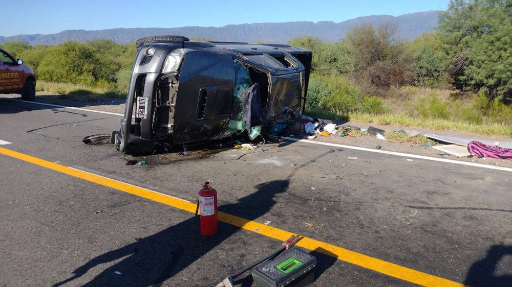 vuelco camioneta la rioja 1.jpg