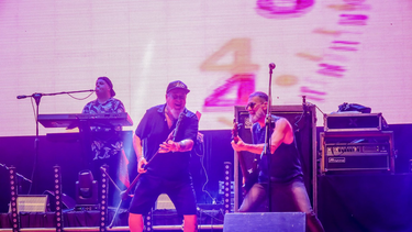 el rock hizo vibrar a andalgala en una noche historica pese al clima