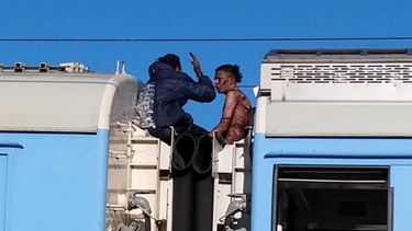 Murió uno de los jóvenes que se electrocutó en un tren