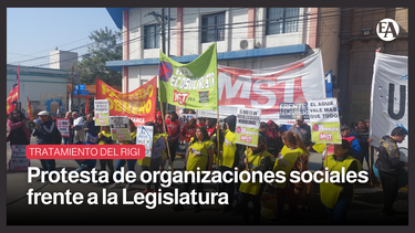 Protesta de organizaciones sociales frente a la Legislatura