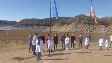 alumnos de ancasti prometieron lealtad a la bandera a orillas del dique de ipizca