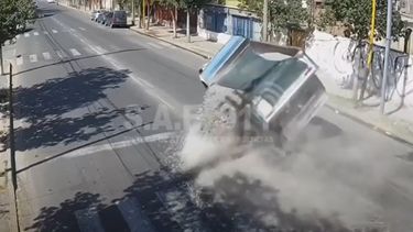 el momento en el que un camion se queda sin frenos y vuelca