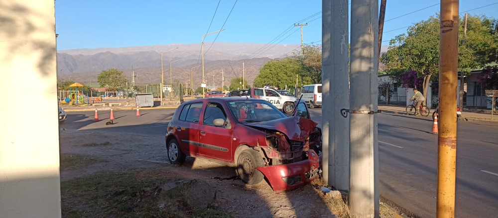 Accidente vial. Chocó contra una columna del tendido eléctrico