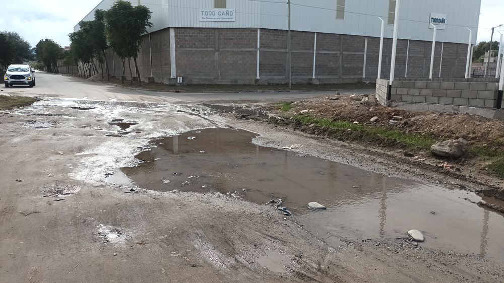 Calles. Las pérdidas provocaron la destrucción del pavimento.