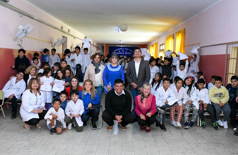 En un emotivo y colorido acto que se llevó a cabo esta mañana, se hizo entrega de los guardapolvos.