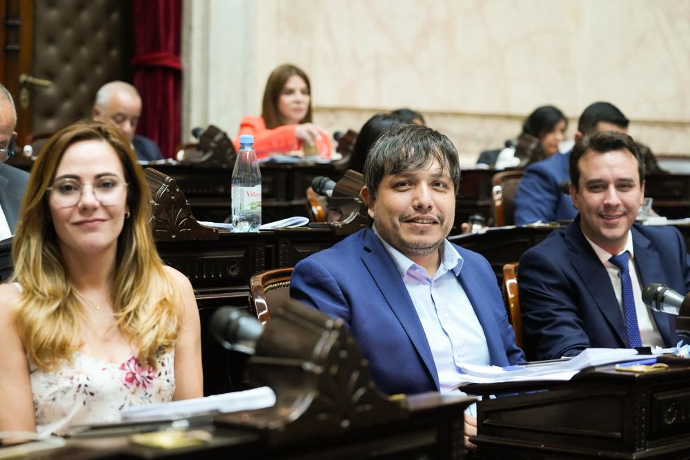 Elijo Catamarca. Fernanda Ávila, Sebastián Nóblega y Fernando Monguillot, ayer en la sesión de Diputados.