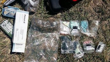 Detuvieron en la ruta 2 a cuatro jóvenes que tiraron una bolsa con drogas