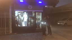 Robaron un local comercial y dejaron tiradas prendas en la calle