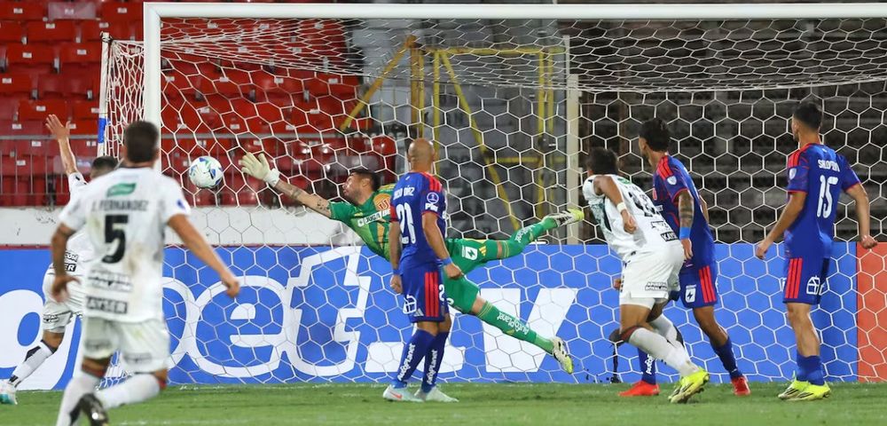 Adentro. Da Silva ya cabeceó y observa como se convierte en el primer tanto de su equipo, Palestino.