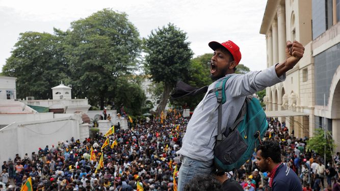 Una multitud tomó la residencia del presidente de Sri Lanka para exigir su renuncia