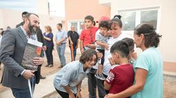 Con custodia policial entregaron las viviendas para Recreo