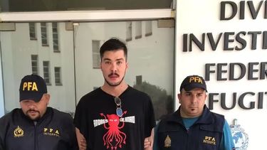 Detienen a cantante romántico por abuso sexual infantil