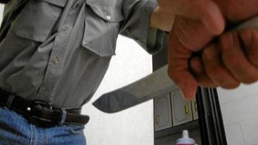 Mujer que apuñaló a su novio dijo que el hombre se chocó con el cuchillo