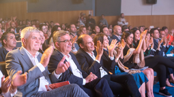 Brunello, junto a Jalil, Saadi y el resto de las autoridades en la gala de presentación.&nbsp;