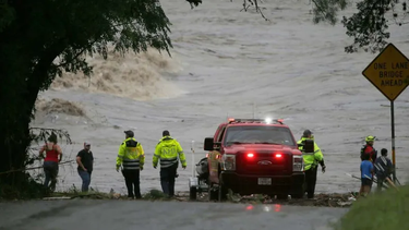 suben a 52 los muertos por las inundaciones en texas y hay decenas de desaparecidos