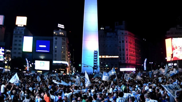 racing campeon: los hinchas copan el obelisco