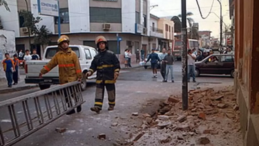 La labor de bomberos fue importante. En la imagen se ve al ex director de Defensa Civil, Martin Castelli