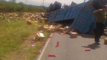 Volcó un camión cargado con mayonesa en la ruta 20