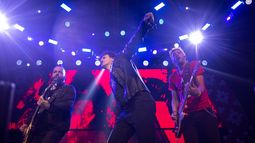 Ciro y los Persas estampó su sello rockero en el escenario