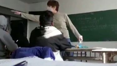 la violencia no sirve para educar, hablo la familia del estudiante increpado por la profesora k