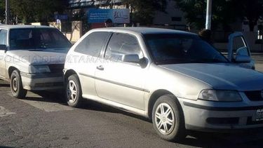 Colisión múltiple en avenida Alem y Belgrano entre automóviles y una motocicleta