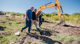 Jalil y Niederle recorrieron los trabajos de reparación de cañería en el río del Valle