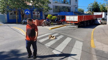 camion con semiremolque casi ocasiona un accidente