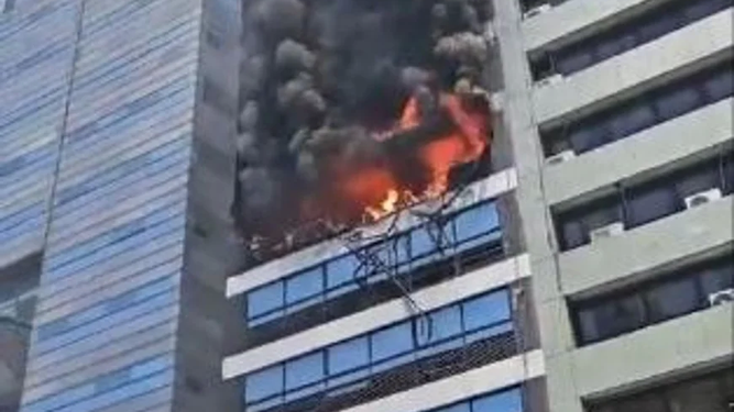 Incendio al lado de la Secretaría de Trabajo