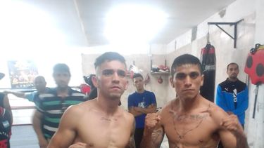 Pesaje superado. Alexis Contreras y Guillermo Salas Quintana están listos para sus peleas de esta noche.