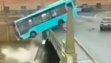 un autobus cayo al rio con 20 pasajeros y se hundio en segundos