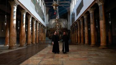 Dos religiosos en la Iglesia de la Natividad en Belén.
