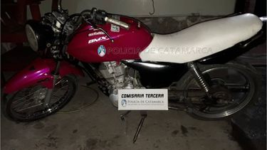 Arrestaron a dos jóvenes y secuestraron una moto en Banda de Varela