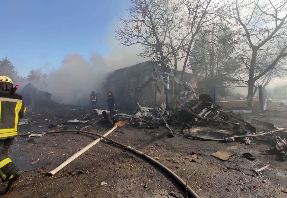 Bomberos. Combaten los incendios luego de los ataques rusos.&nbsp;