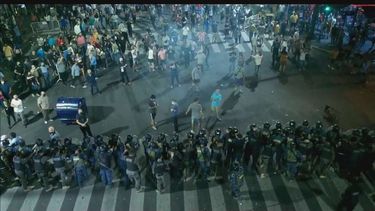 masiva protesta por el crimen del kiosquero con forcejeos y tension durante la marcha