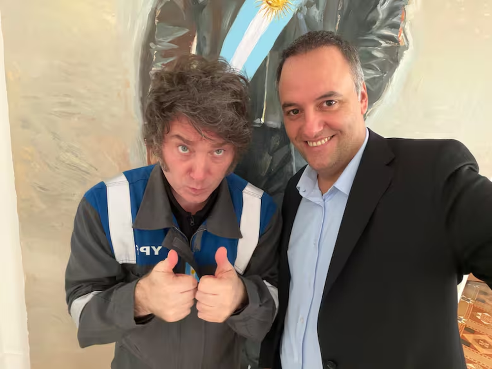 Milei junto a Adorni, en la quinta de Olivos.