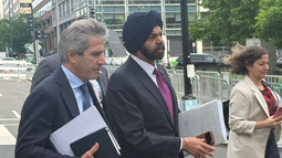 El ministro de Economía, Luis Caputo, y el presidente del Banco Mundial, Ajay Banga, en las calles de Washington DC, EEUU El ministro de Economía, Luis Caputo, y el presidente del Banco Mundial, Ajay Banga, en las calles de Washington DC, EEUU