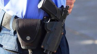 Incomprensible. Sacó el arma reglamentaria y le apuntó durante el desayuno.&nbsp;