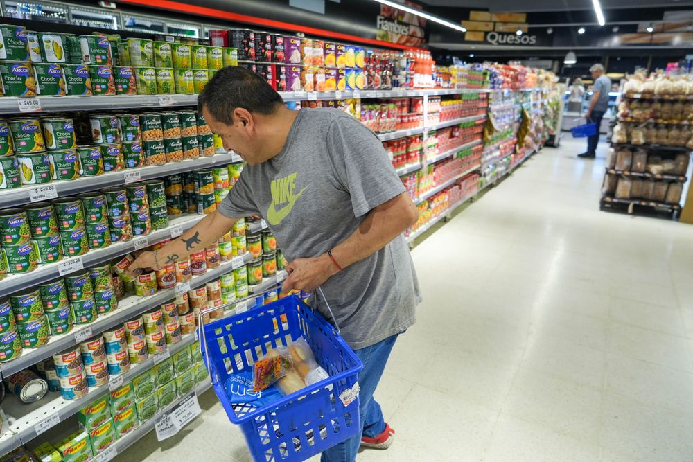 Descenso. el precio de los alimentos permitió la baja en la inflación mensual.&nbsp;