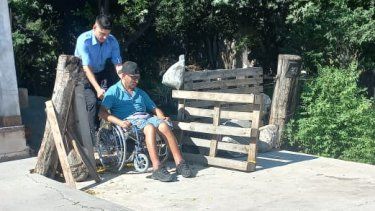 Un policía ayudo a un hombre en silla de ruedas
