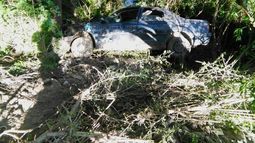 Cuatro heridos al volcar el auto en el que se conducían por ruta 4
